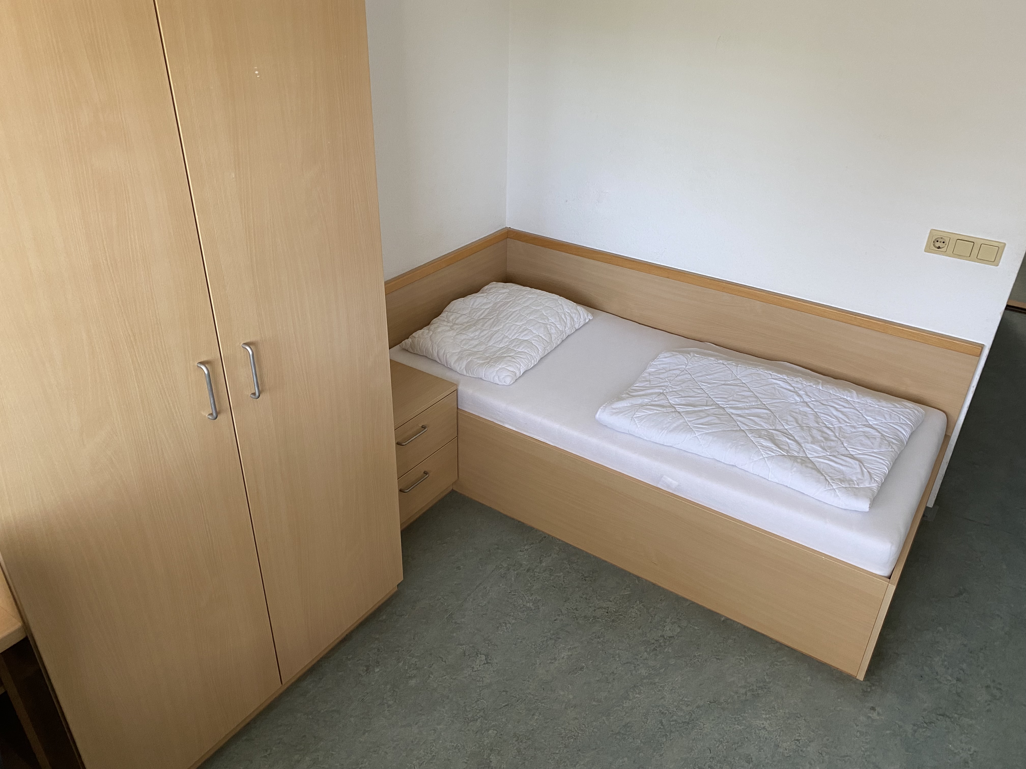 Einzelzimmer - Bett und Kasten